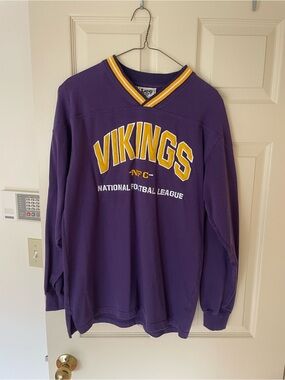 Lee Men's Purple V-Neck Vikings Pullover with Gold Trim